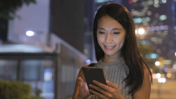 Mujer usando teléfono móvil — Foto de Stock