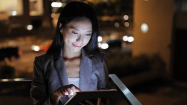 Geceleri tablet bilgisayar kullanan iş kadın 