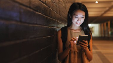 Cep telefonu kullaranarak kadın backpacker 