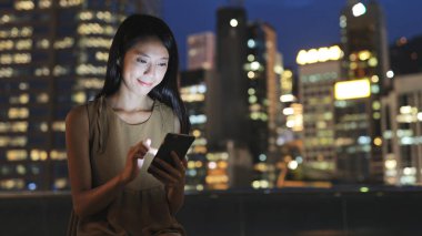 Cep telefonu kullanan Asyalı kadın. 