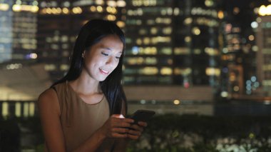 Cep telefonu şehir bakarak kadın 