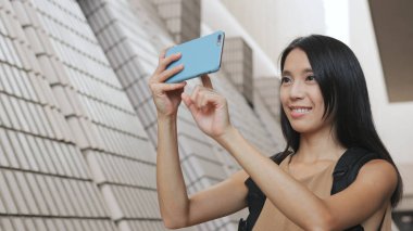 cep telefonu ile kadın alarak fotoğraf