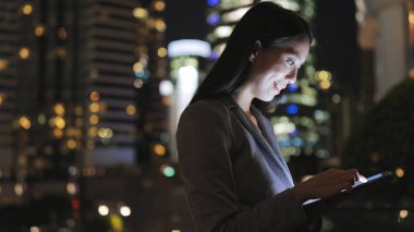 Dijital tablet üzerinde çalışma gece işkadını 