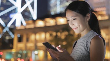 Cep telefonuyla şehirde iş kadını 