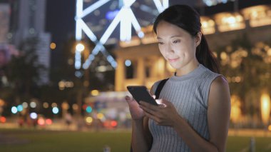 cep telefonuyla şehirde gece kadın 