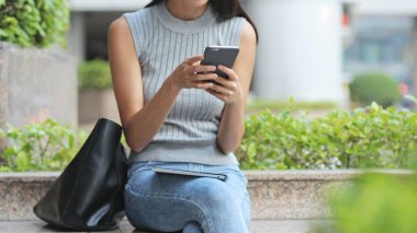 cep telefonu açık, kullanan kadın