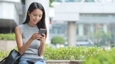 Hong Kong cep telefonu kullanan kadın