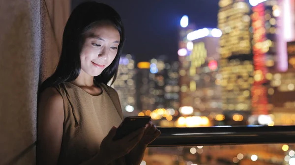 Mulher trabalhando no celular em Hong Kong — Fotografia de Stock