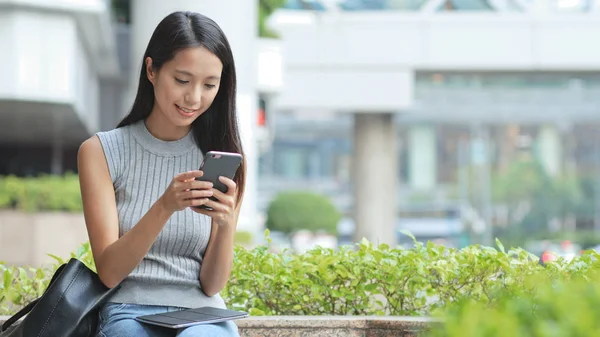 Hong Kong cep telefonu kullanan kadın