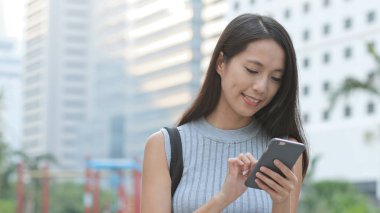 Cep telefonu şehirde çalışan kadın 