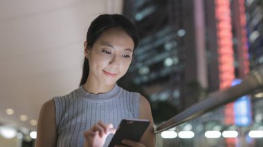 Cep telefonu kullanan genç kadın.