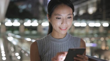 Şehirde cep telefonu kullanan kadın