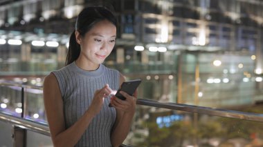 şehirde cep telefonu kullanan kadın