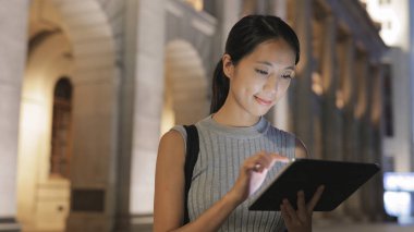 Tablet bilgisayarda çalışan kadın