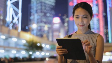 Tablet bilgisayar kullanan kadın 