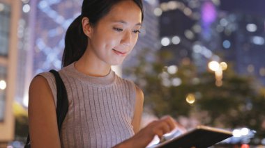 genç kadın dijital tablet kullanma 