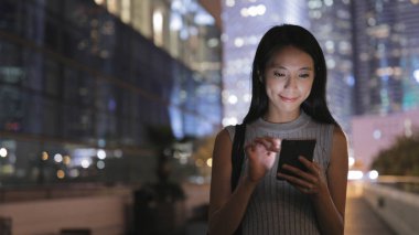 Cep telefonu kullanan kadın