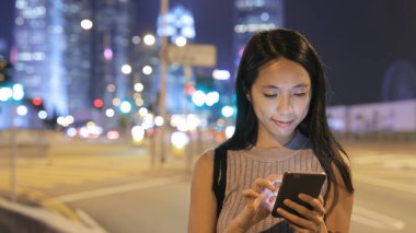 Cep telefonu kullanan kadın