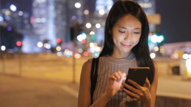 Cep telefonu kullanan kadın 