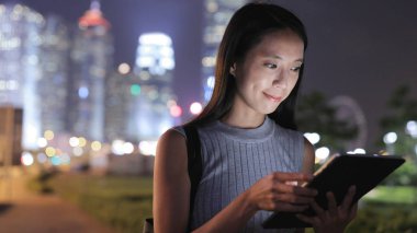 Tablet bilgisayarda çalışan kadın 