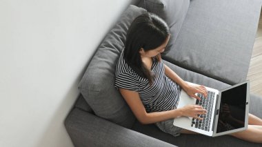 Dizüstü bilgisayarda çalışan kadın 