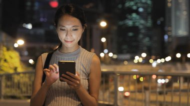 cep telefonuna SMS göndermek kadın