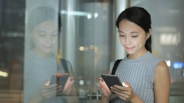 Cep telefonu kullanan kadın