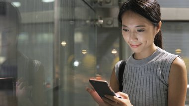 Akşamları Smartphone kullanan kadın 