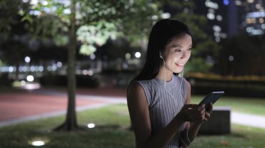 Cep telefonu kullanan kadın 