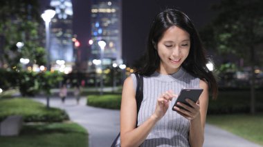 Cep telefonu kullanan kadın 