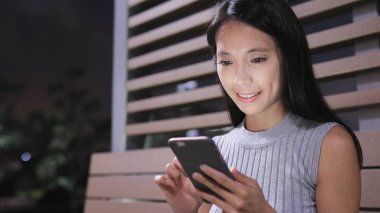 Cep telefonu kullanan kadın 