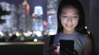 Smartphone üzerinde çalışan kadın