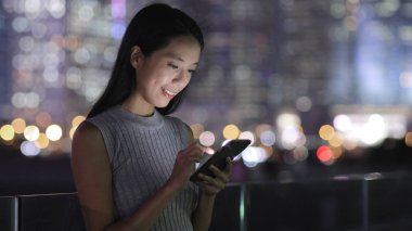 Cep telefonu kullanan kadın