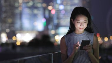 Cep telefonu kullanan kadın 