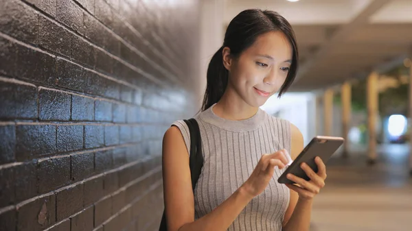 Şehir içinde hareket eden telefon, arayan kadın 