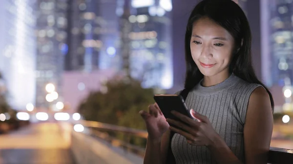 Mulher usando smartphone na cidade — Fotografia de Stock