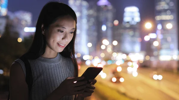 Frau benutzte Handy — Stockfoto