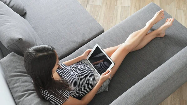 Жінка дивиться на планшетний комп'ютер — стокове фото