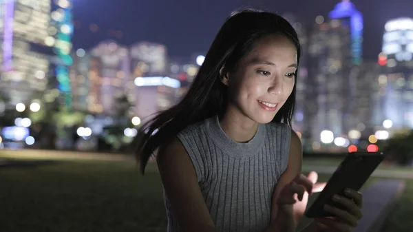 Frau benutzte Handy — Stockfoto