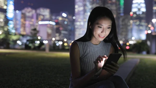 Mulher assistindo no celular — Fotografia de Stock