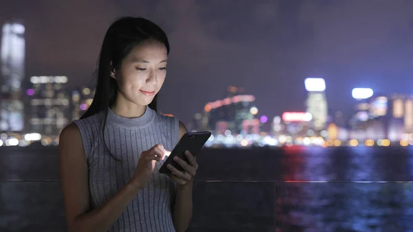 Frau arbeitet am Handy — Stockfoto