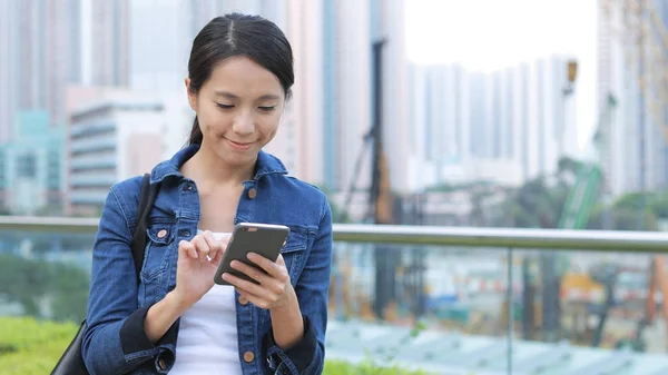 Frau verschickt SMS auf Handy — Stockfoto