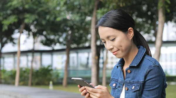 Frau verschickt SMS auf Handy — Stockfoto