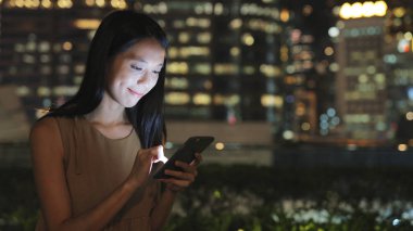 Akıllı telefon kullanan kadın 