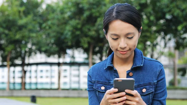 Cep telefonu kullanan genç kadın. 