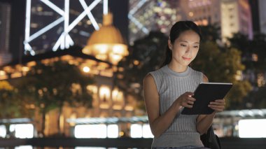 genç kadın dijital tablet kullanma 