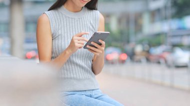 Cep telefonu kullanan kadın 