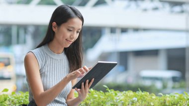 tablet bilgisayar kullanarak iş kadını 