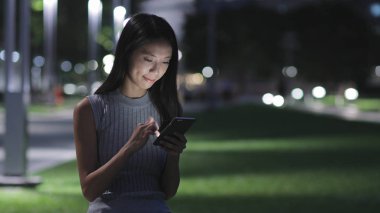 Cep telefonu kullanan kadın 