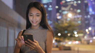 cep telefonu arayan genç bir kadın